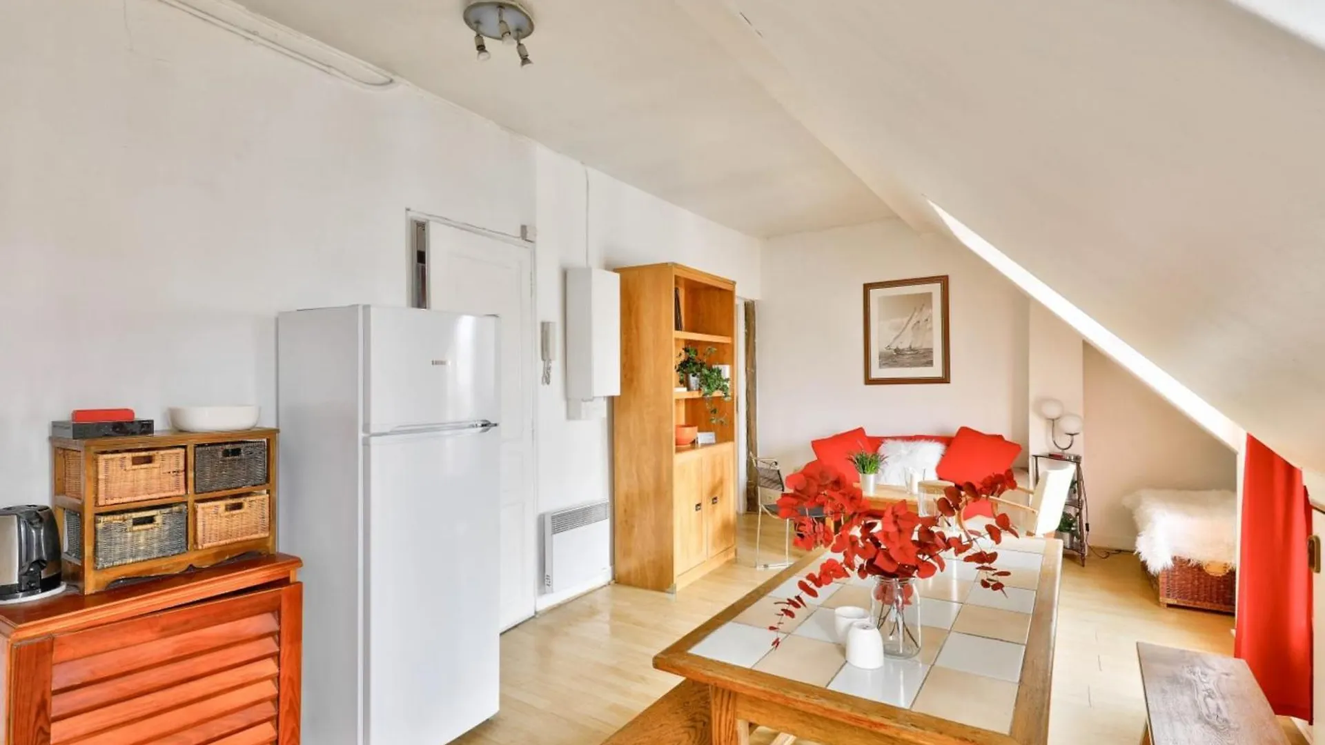 Cosy Apartment Under The Roofs Of Paris