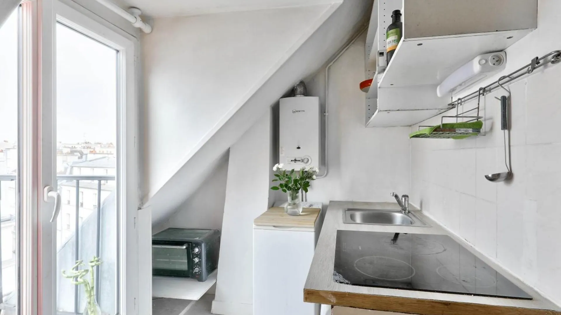 Cosy Apartment Under The Roofs Of Paris France