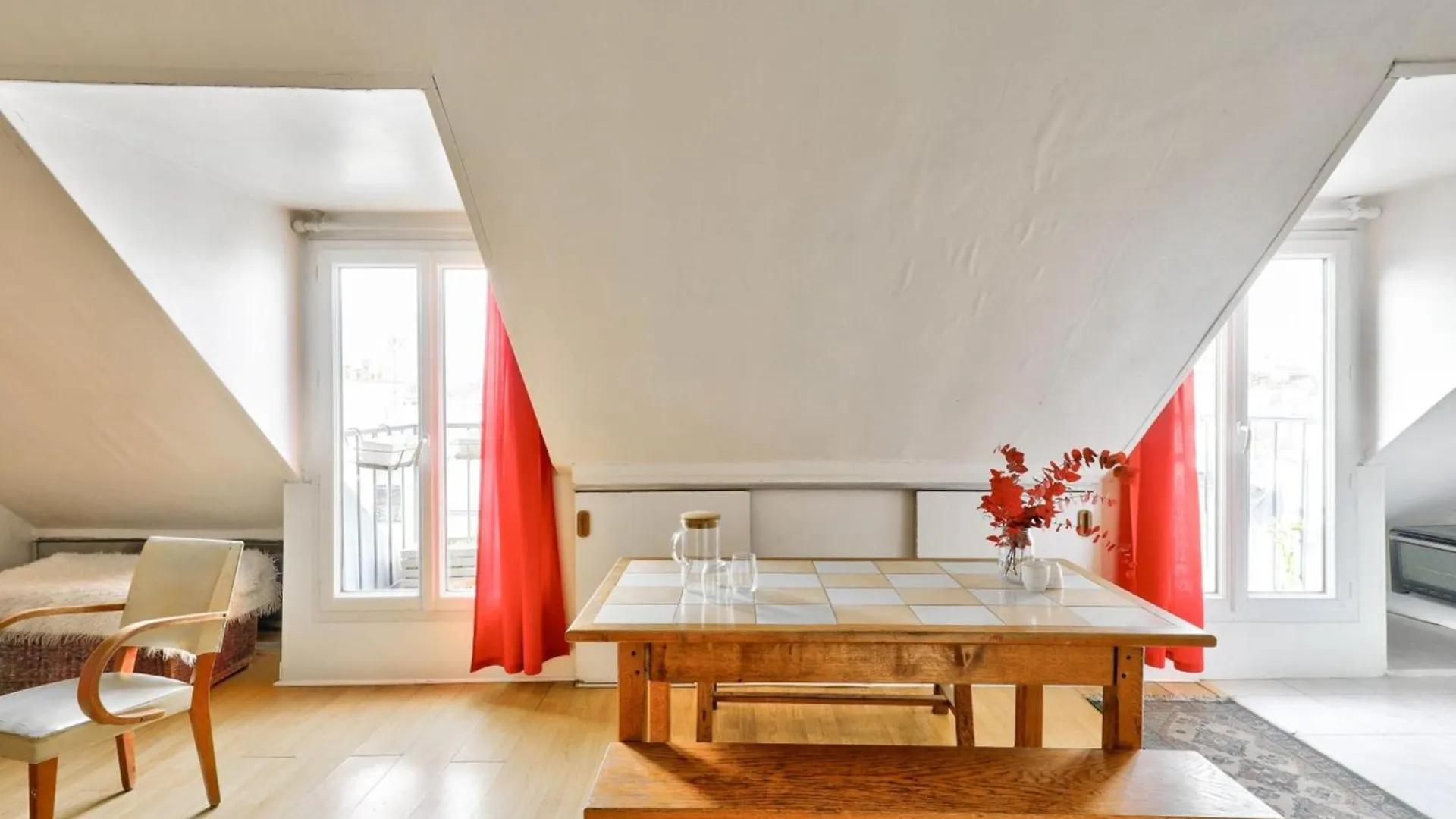 Cosy Apartment Under The Roofs Of Paris France