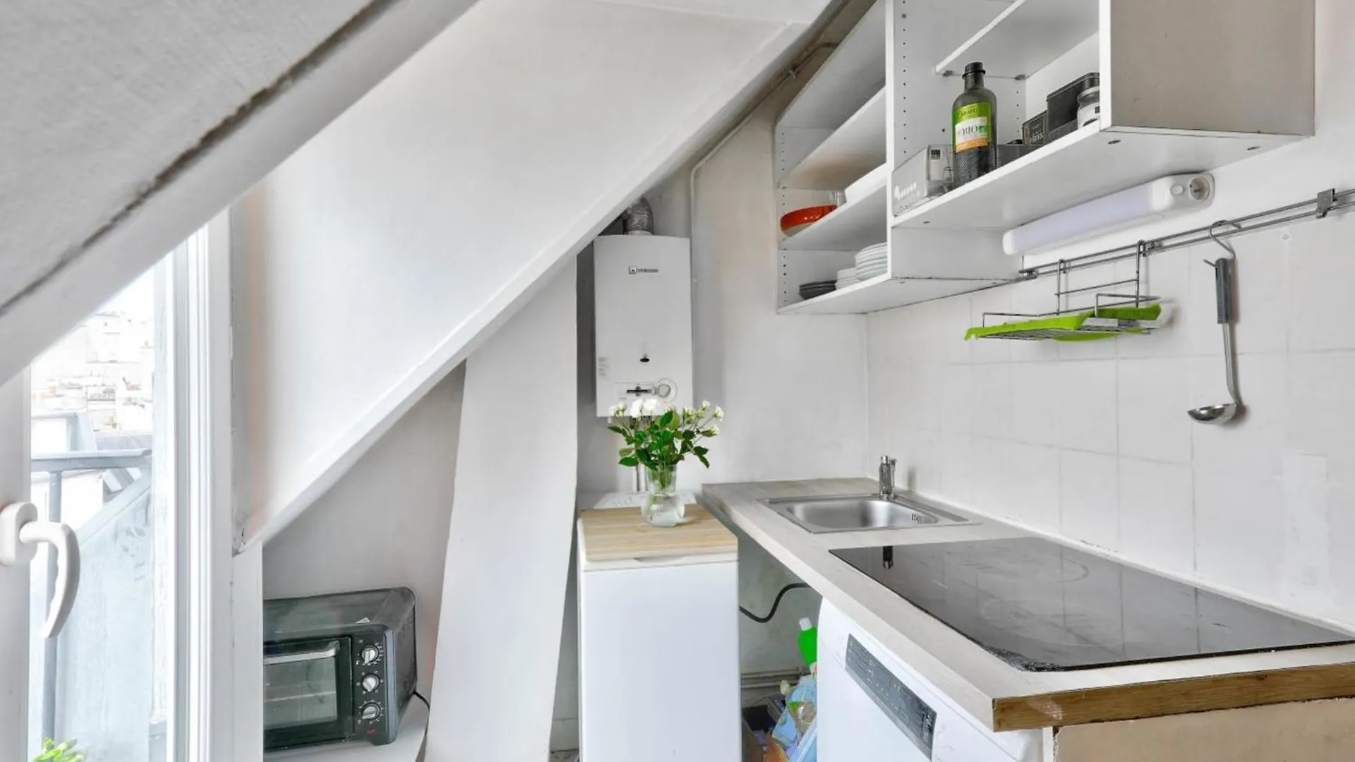 Cosy Apartment Under The Roofs Of Paris