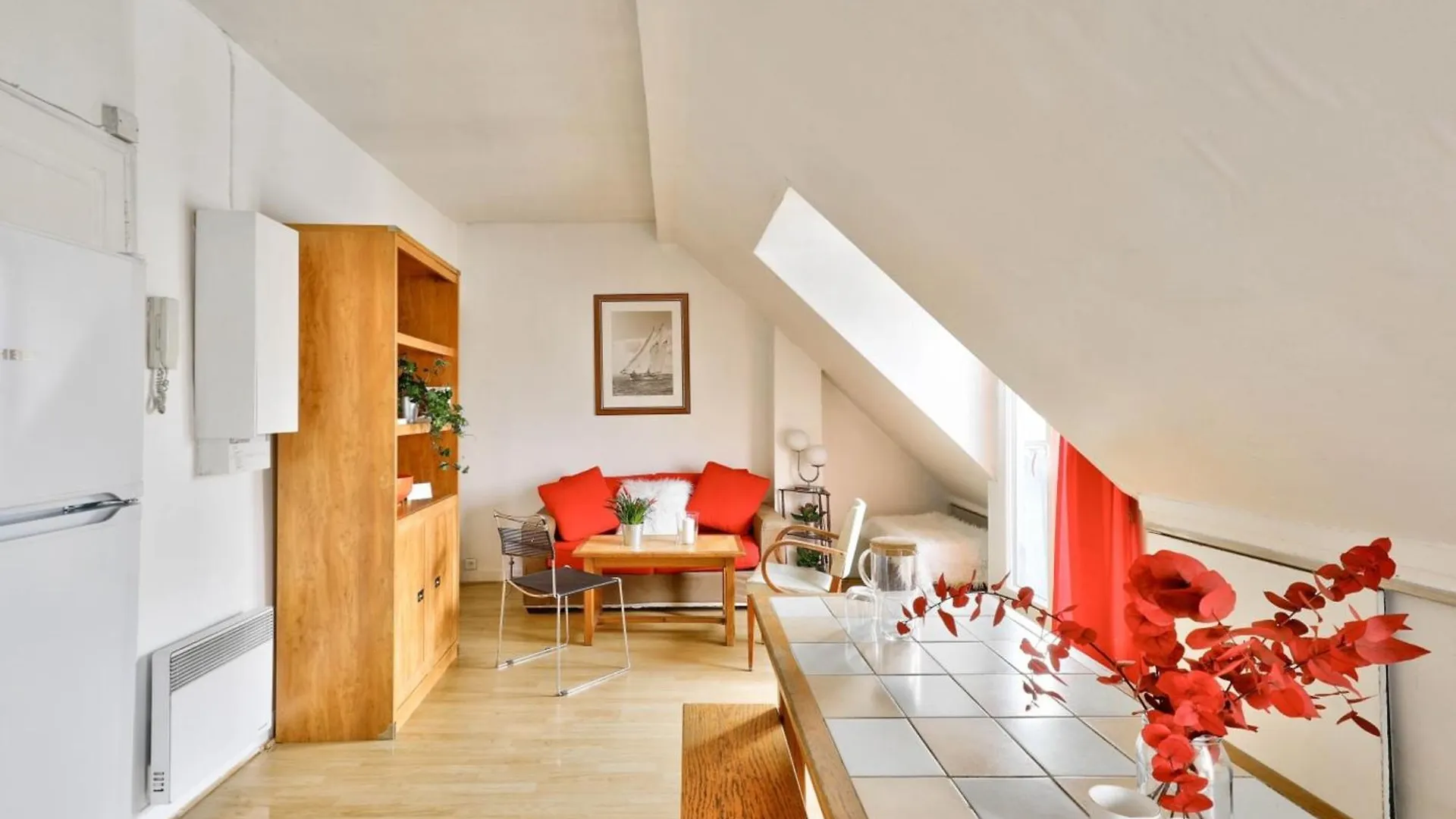 Cosy Apartment Under The Roofs Of Paris