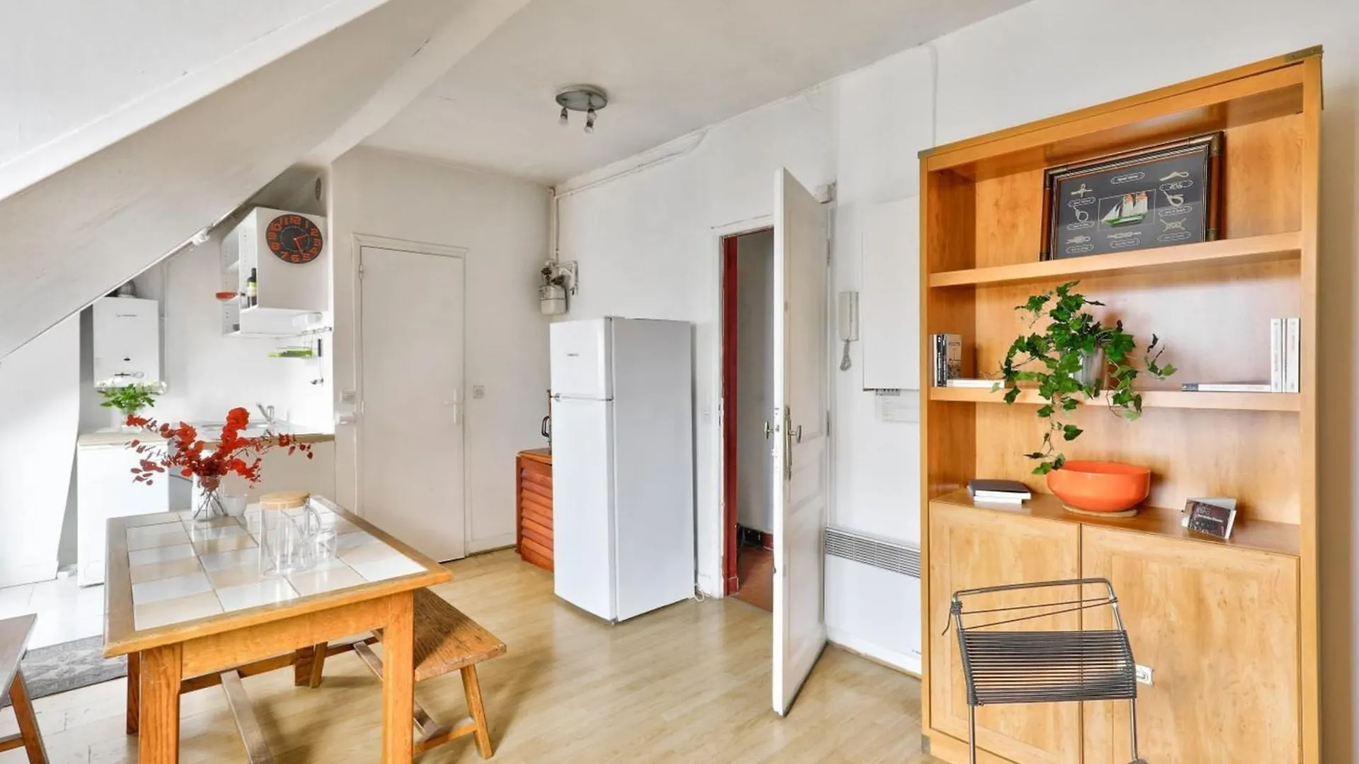 Cosy Apartment Under The Roofs Of Paris