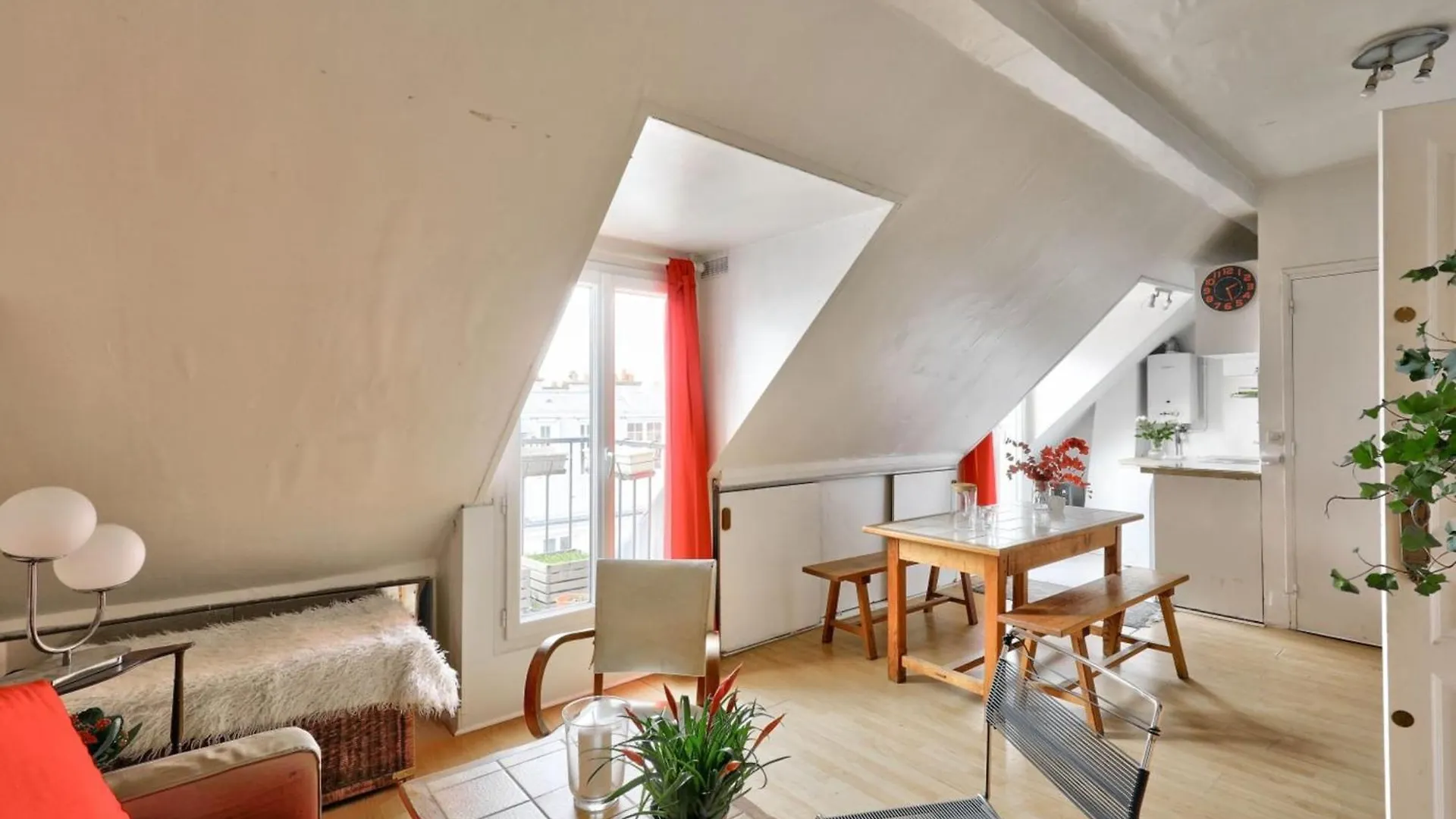 Cosy Apartment Under The Roofs Of Paris France