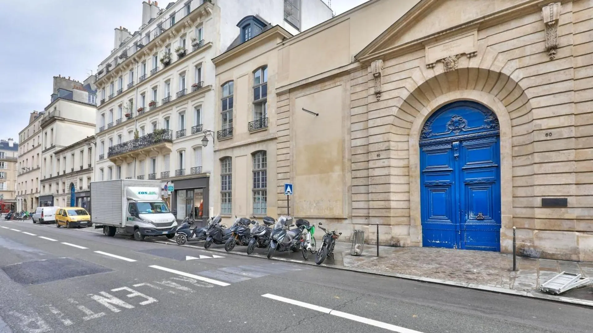 Cosy Apartment Under The Roofs Of Paris France