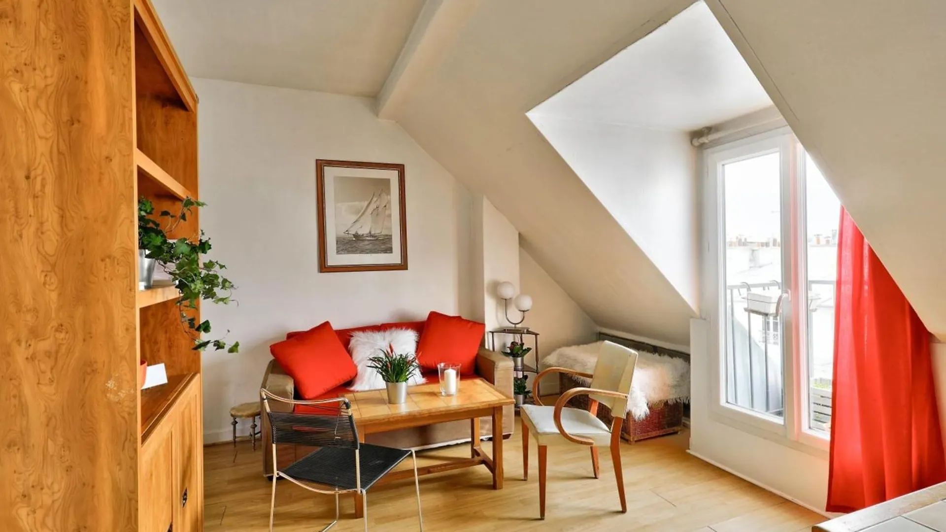 Cosy Apartment Under The Roofs Of Paris