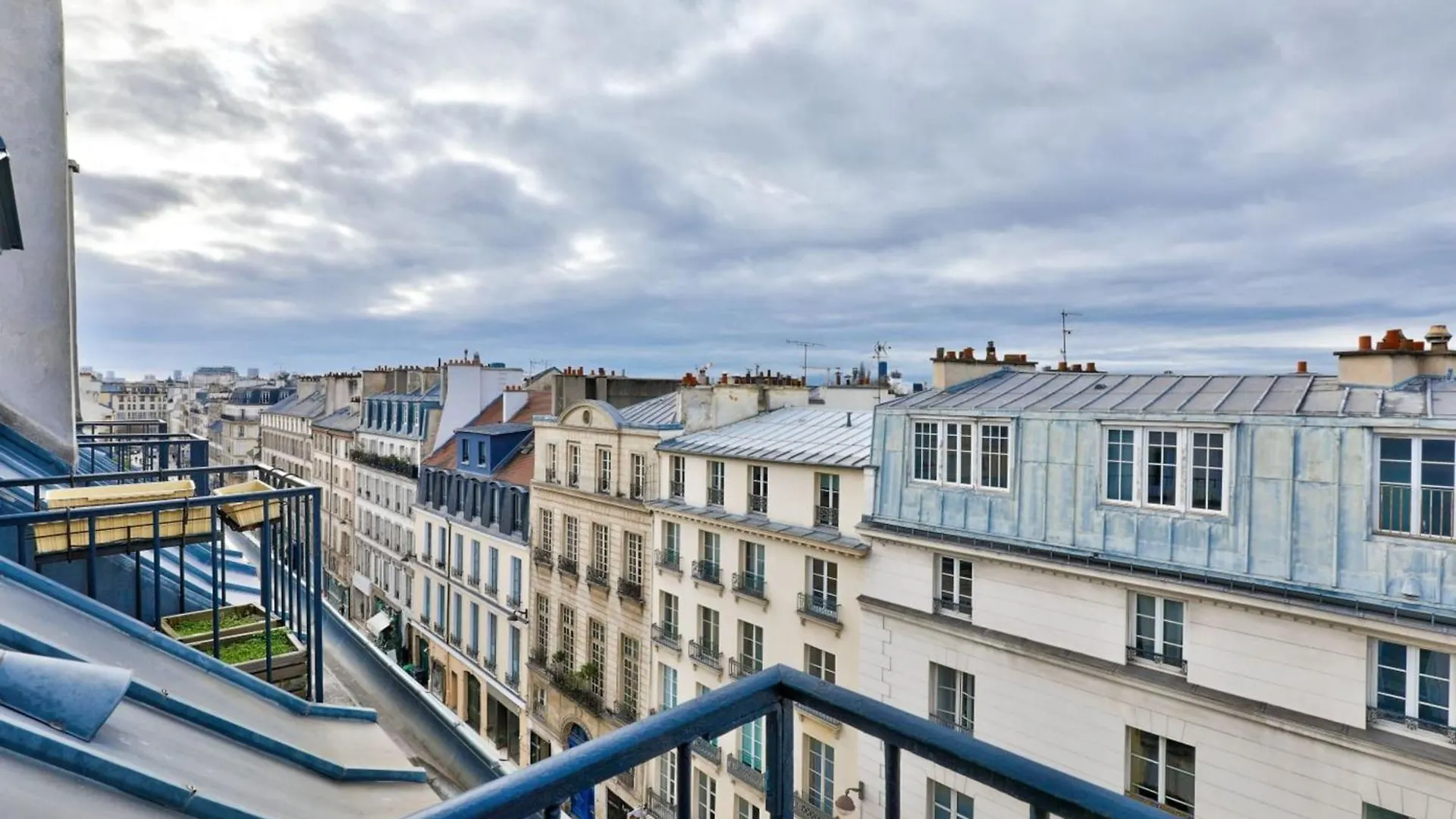 Cosy Apartment Under The Roofs Of Paris
